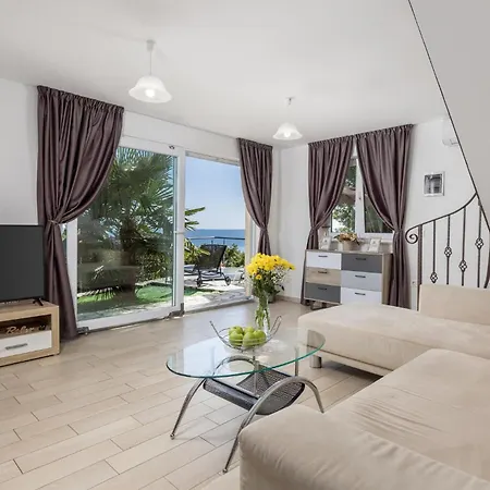 2 Bedroom Cozy In Sveta Jelena Holiday home Martina
