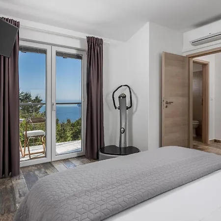 2 Bedroom Cozy In Sveta Jelena Holiday home