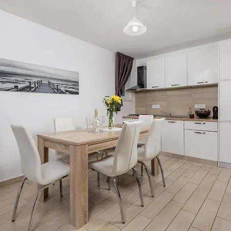 2 Bedroom Cozy In Sveta Jelena