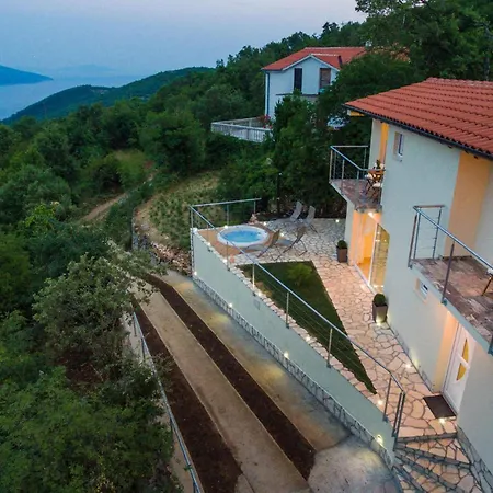 Holiday home 2 Bedroom Cozy In Sveta Jelena Martina