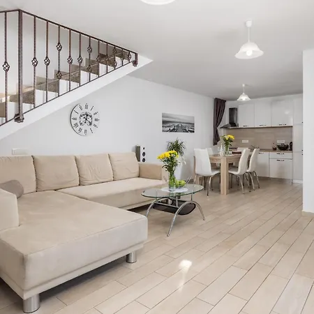 2 Bedroom Cozy In Sveta Jelena
