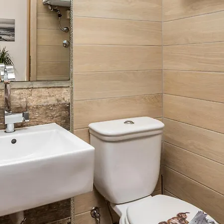 2 Bedroom Cozy In Sveta Jelena Holiday home