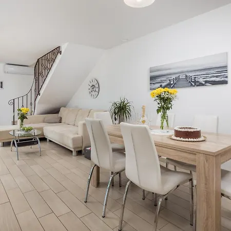 2 Bedroom Cozy In Sveta Jelena Martina