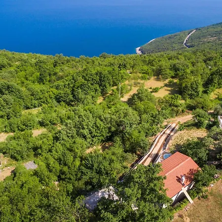 2 Bedroom Cozy In Sveta Jelena Holiday home Martina